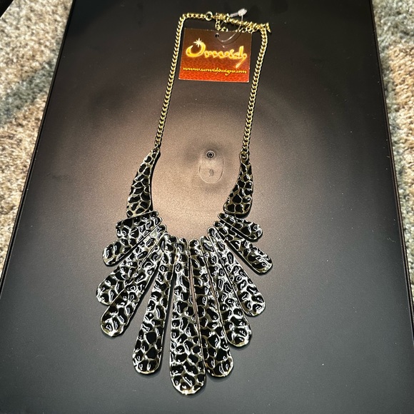 Priceless Queen Necklace - Picture 4 of 5
